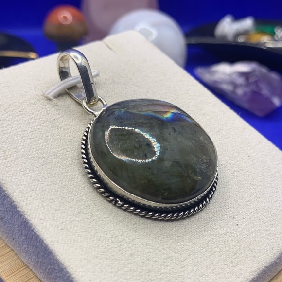 Bright Rainbow Flash Round Labradorite Pendant! .925 Sterling Silver Plated - Picture 10 of 10